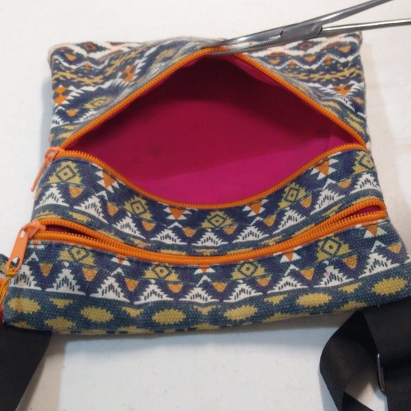 Cross Body Bag Aztec Design Adjustable Strap 3 Compartments Gender-Neutral EUC - Picture 5 of 14